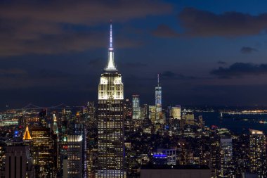 New York, Amerika Birleşik Devletleri-Ekim 5, 2018: New York 'ta Rockefeller Center tepesinde Empire State Building güzel görünümü, Amerika Birleşik Devletleri kısa bir süre sonra Ekim ayında gün batımı 2018