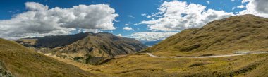 Yeni Zelanda 'da Queenstown 'a yakın Crown Range yolu