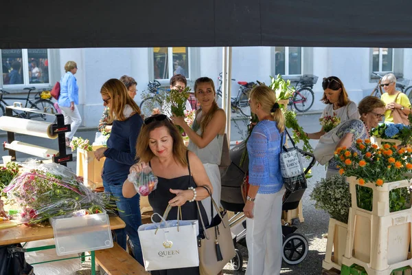 Vrouwen bying bloemen op een van de stands in traditionele zaterdag — Stockfoto