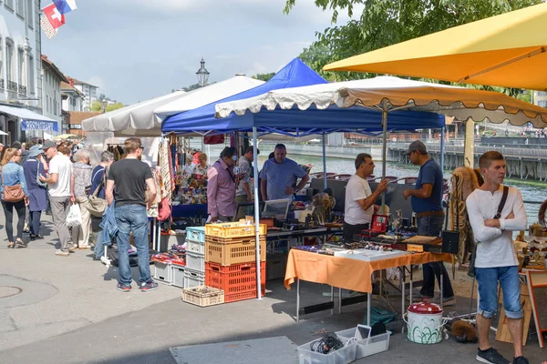 Osób korzystających z tradycyjnych rynku w Lucerna, Switzerland w Ndz. — Zdjęcie stockowe