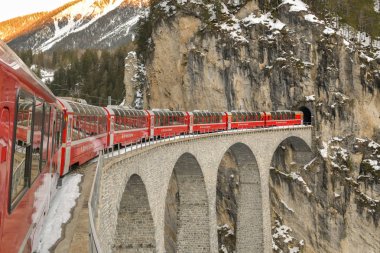 Ünlü Landwasser VI üzerinde sürme tipik kırmızı Bernina Express tren