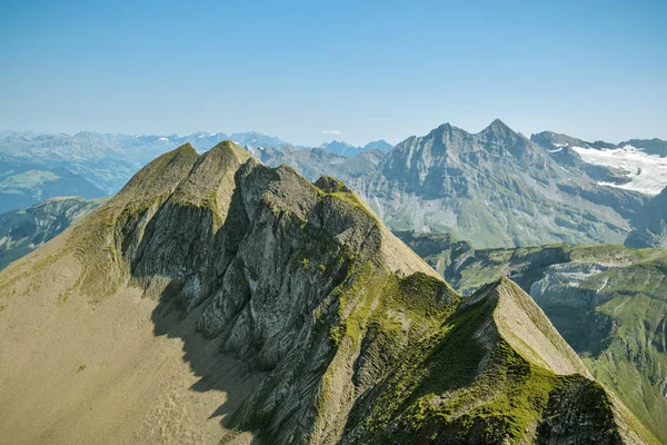 Hoh Brisen e Urirotstock picos em Alpes suíços perto de Engelberg, S — Fotografia de Stock