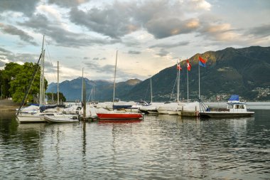 Locarno 'daki Lago Maggiore 'de küçük tekneler, Isviçre
