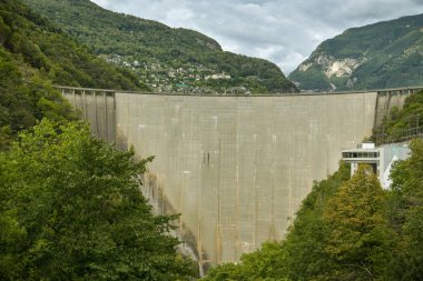 Isviçre 'deki Locarno şehrine yakın Val Verzasca 'da Verzasca Barajı