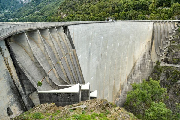 Presa de Verzasca en Val Verzasca cerca de la ciudad de Locarno en Suiza —  Fotos de Stock