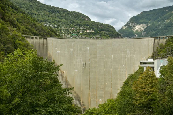 Presa de Verzasca en Val Verzasca cerca de la ciudad de Locarno en Suiza — Foto de Stock