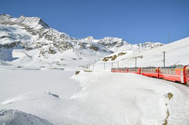 Tipik kırmızı Bernina Express tren Bernina pas at binme