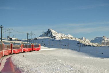 Tipik kırmızı Bernina Express tren Bernina pas at binme