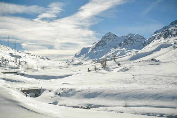 Vía férrea serpenteando a través del paso de alta montaña Bernina — Foto de Stock