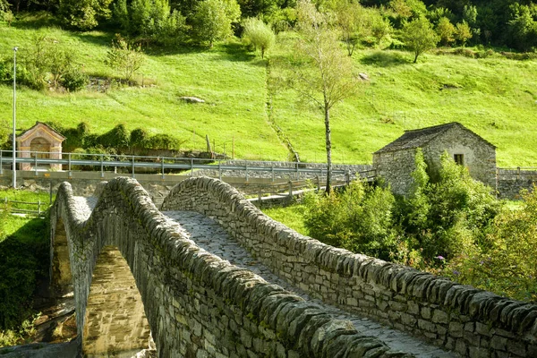 スイスのラヴェルテッツォ近くの中世の石橋ポンテ・デイ・サルティ — ストック写真