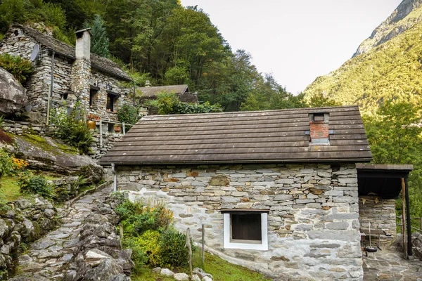 Alte mittelalterliche häuser in val verzasca im kanton ticinorland — Stockfoto