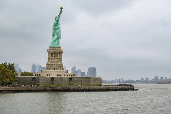 Skara turister som besöker Frihetsgudinnan på Liberty Island — Stockfoto