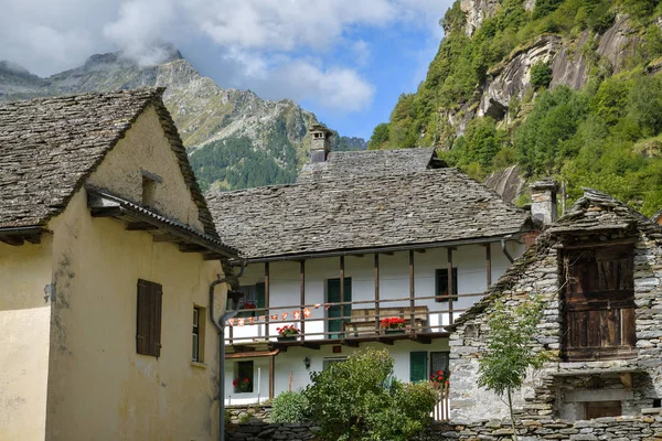 Casas antiguas en el pueblo de Sonogno en Val Verzasca en el cantón de Ti — Foto de Stock