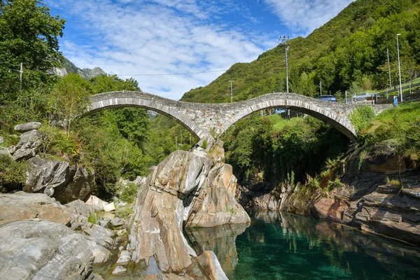 Puente medieval de piedra Salti cerca de Lavertezzo en Suiza — Foto de Stock