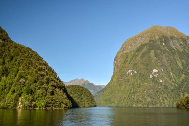 Mi Doubtful Sound etrafında güzel ve ıssız dağlar