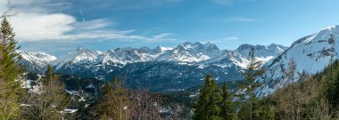 Bern Alpleri'nin karlı ve görkemli zirvelerinin panoramik manzarası
