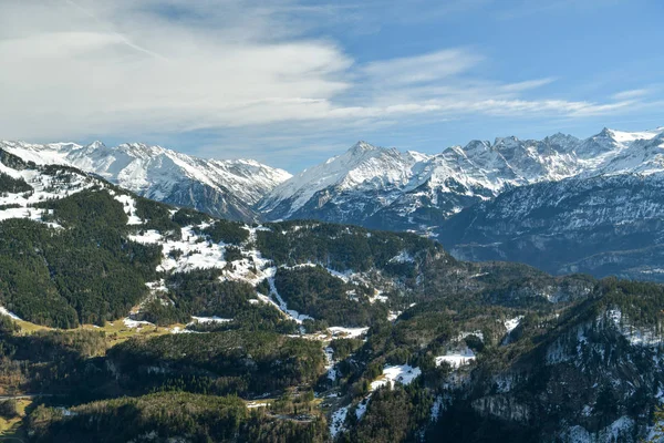 Mooi uitzicht op besneeuwde toppen van de Berner Alpen — Stockfoto