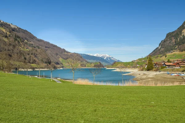 Uitzicht op Lungerer Lake in de buurt van het kleine dorpje Lungern — Stockfoto