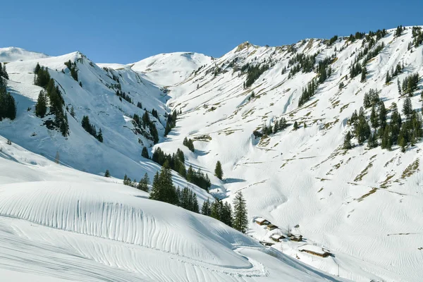Küçük köy o yukarıda Turren teleferik üst istasyonu yakınlarındaki Snowland