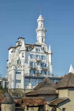 Chateau Gutsch, şehrin üzerindeki küçük bir tepede eski tarihi otel 