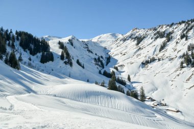 Küçük köy o yukarıda Turren teleferik üst istasyonu yakınlarındaki Snowland