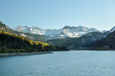 Yakın Lungernersee gölünün arkasında Bernese Alpleri güzel görünümü