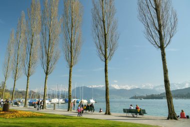 İnsanlar lu Gölü kıyılarında gezinti sırasında zevk