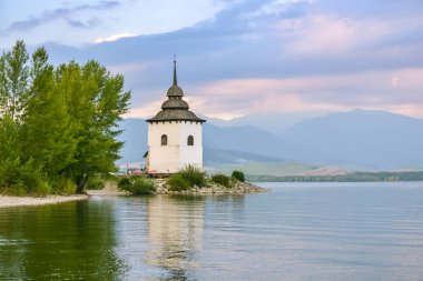 Liptovs kıyılarında St Mary Kilisesi kurtarılan kilise kulesi