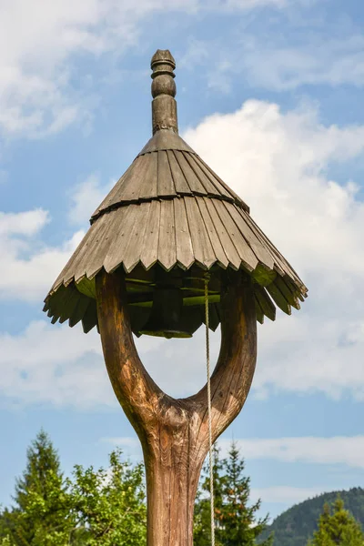 Alter hölzerner Glockenturm in der Slowakei — Stockfoto