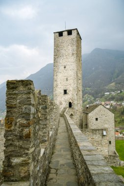 Bellinzon Castelgrande kaleyüksek kule ile Kale duvarları
