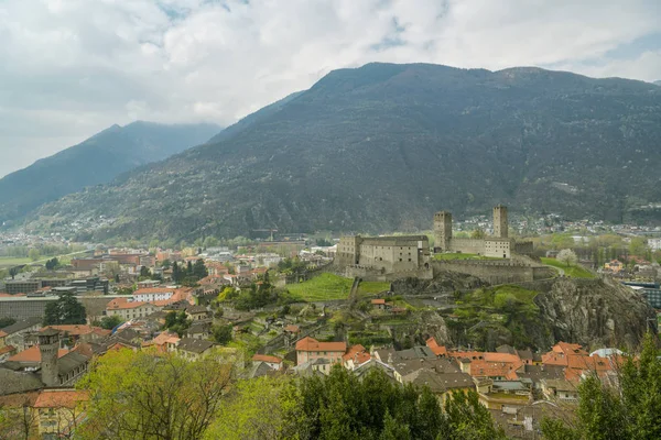 Vista sobre la ciudad de Bellinzona y castillo Castelgrande en Suizlán — Foto de Stock