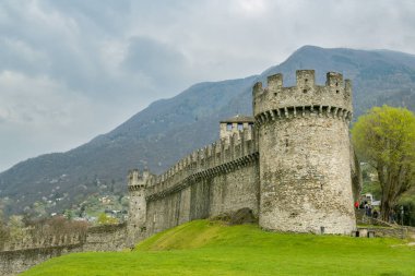 Canto Bellinzona kentinde Montebello kale giren insanlar