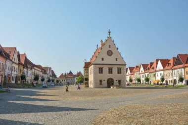 İnsanlar küçük bir şehirde tarihi Merkez Meydanı'nda yürüyüş 