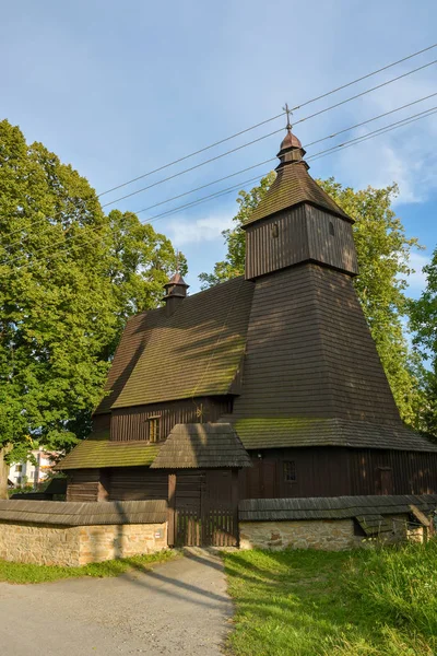 Hölzerne Kirche des Heiligen Franziskus von Assisi im kleinen Dorf Hervar — Stockfoto