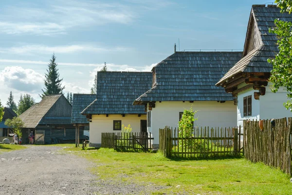 プリビリナの伝統的なスロバキアの村の野外博物館, スロフ — ストック写真