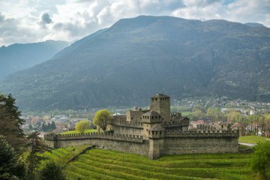 Bellinz şehrinin üzerindeki güzel manzarada Montebello Kalesi