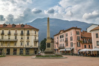 Bellinzona şehrinde dikilitaş ile Piazza Indipendenza