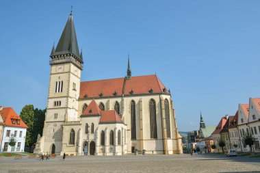 Bardejov şehrinde St Giles Bazilikası yakınında yürüyen insanlar