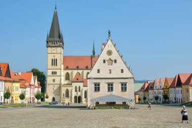 St Giles Bazilikası ve Bardejov küçük bir şehirde belediye binası 