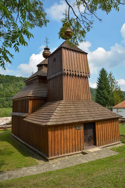 Hölzerne griechisch-katholische Nikolaikirche in einem kleinen Dorf — Stockfoto