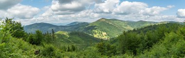 Küçük köy yakınında Kysucke Beskydy Dağları güzel manzaralar 