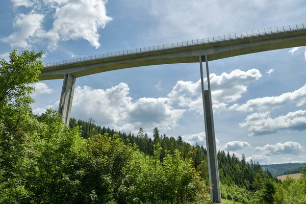El puente más alto de Eslovaquia situado en la autopista D3 entre Sv — Foto de Stock