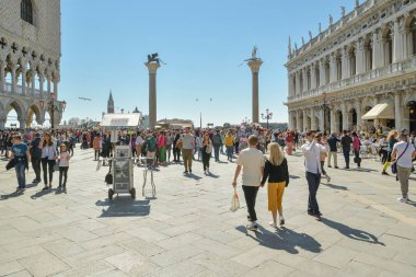 V San Marco Meydanı'nda kaplıca günü zevk insanların kalabalık