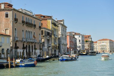 Venedik'in kalbindeki Grand Canal'da yoğun trafik