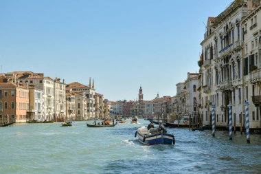 Venedik'in kalbindeki Grand Canal'da yoğun trafik