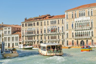 Büyük Kanal üzerinden sürme Vaporetto denilen aşırı kalabalık su otobüsü