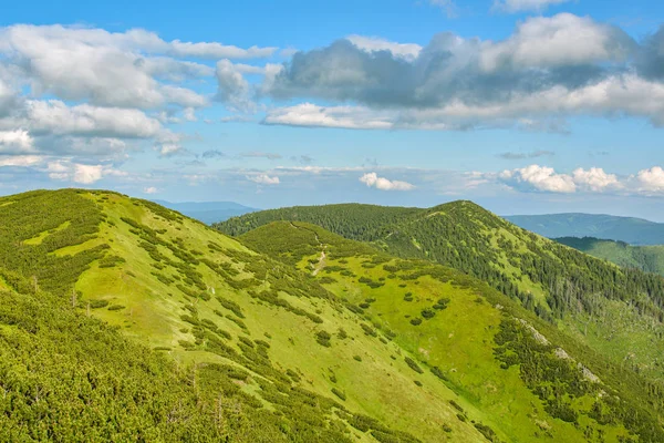 Widok na grzbiet Tatarów niskich na Słowacji — Zdjęcie stockowe