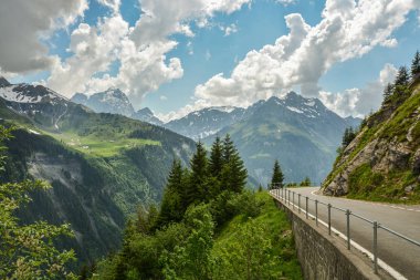 Yüksek dağ yolu Klausenpass geç ilkbahar sırasında İsviçre'de kantonlar Uri ve Glarus bağlayan