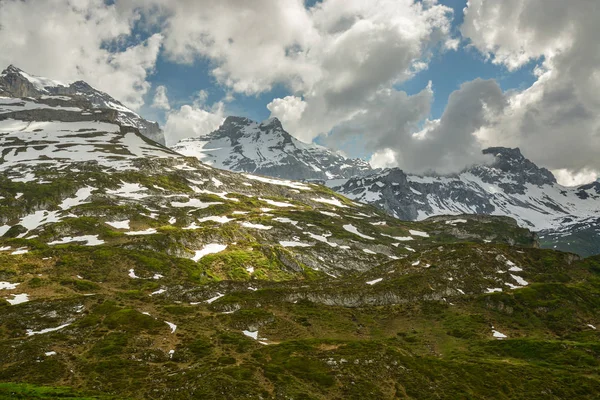 Montañas Nevadas Los Alpes Suizos Cerca Carretera Alpina Klausenpass Finales —  Fotos de Stock