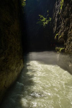 Aare Nehri İsviçre'de Aareschlucht geçit akan
